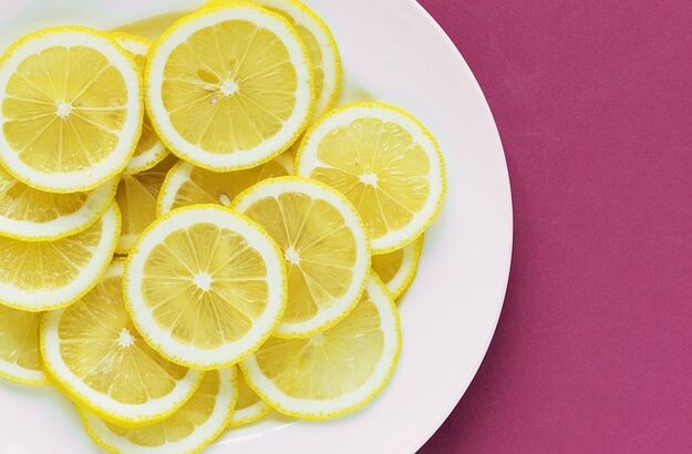 يحتوي الليمون على فيتامين سي الذي يحفز الفاعلية